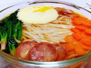 11、#冬日暖心菜#菠菜鸡蛋面,将调好的汤汁均匀的淋在上面就大功告成啦