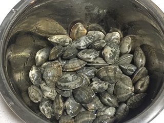 3、深夜食堂之酒蒸蛤蜊,吐完沙清洗一下沥水备用。