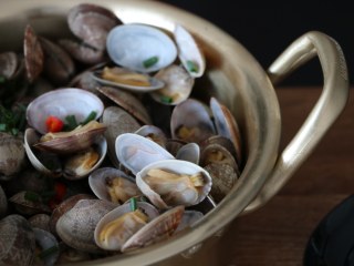 10、深夜食堂之酒蒸蛤蜊,撒上切好的葱花。