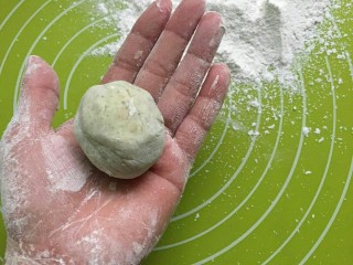 9、糯米青团/清明粿,用手抓一个个这样大小的剂子