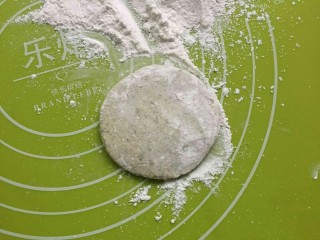 10、糯米青团/清明粿,用手压扁两边都要沾着干的淀粉