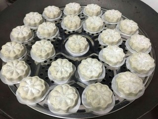 18、糯米青团/清明粿,印好锅里放开水隔水蒸