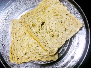 1、牛油果夹蛋三明治,全麦杂粮吐司两片，放烤箱烘烤，按个人喜好烘烤时间长短。