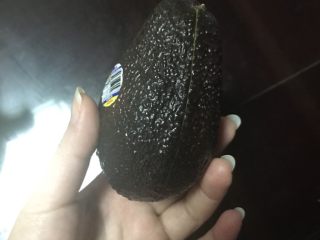 2、牛油果夹蛋三明治,如图所示，表皮由绿变深咖色，捏一下，稍微变软，就是可食用了。太软的话就不行了，切开来果肉可能会变黑了