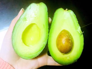 3、牛油果夹蛋三明治,可食用期牛油果，果肉呈现鲜嫩的黄绿色，非常好看，对半切开，双手左右反拧，取出核