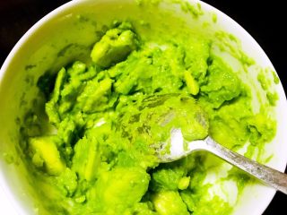 4、牛油果夹蛋三明治,拿勺子，把果肉挖出，倒压成果泥（做三明治剩余的话，可以给家里小宝宝做辅食哦）