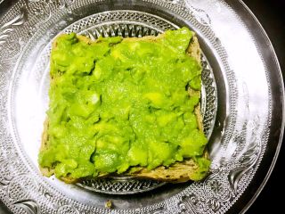 5、牛油果夹蛋三明治,取一片吐司，抹上一层牛油果泥，薄厚随意