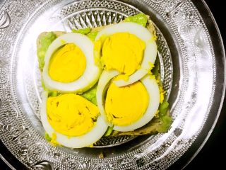 6、牛油果夹蛋三明治,接着摆上一层鸭蛋片