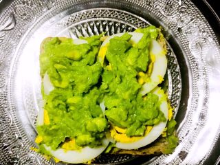 7、牛油果夹蛋三明治,继续摆上一层果泥