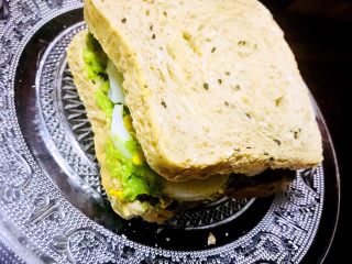 8、牛油果夹蛋三明治,最后盖上吐司