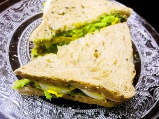 9、牛油果夹蛋三明治,拿刀切开，完工