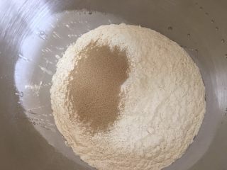 21、(Chinese Burger King)肉夹馍,面和酵母粉混合 加水,我其实加了400毫升的水,因为我姥姥需要吃面很软的。你们喜欢硬一些的加300毫升