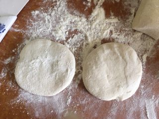 27、(Chinese Burger King)肉夹馍,用手摁圆 喜欢薄摁薄,我喜欢厚厚的松软的,外焦里内的。哈哈哈