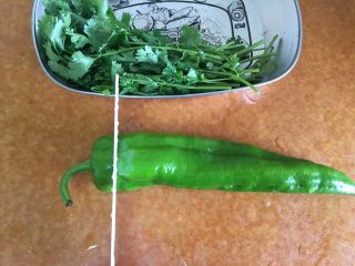 36、(Chinese Burger King)肉夹馍,青椒去头 香菜洗净