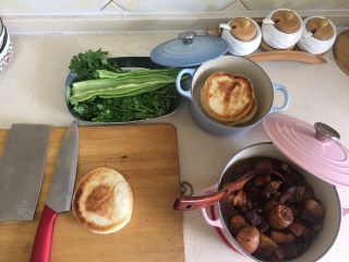 38、(Chinese Burger King)肉夹馍,准备切馍馍