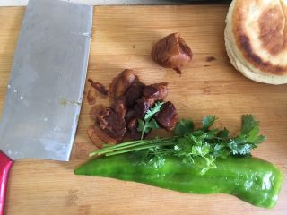 40、(Chinese Burger King)肉夹馍,肉 青椒 香菜一起剁碎 鸡蛋切为两半