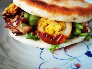 43、(Chinese Burger King)肉夹馍,迫不及待想咬一口。