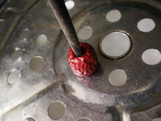 1、核桃枣馒头,家里没有大枣了，小枣去核特别麻烦，这里介绍一个小窍门，只要不是特别大的枣都适用。用一个蒸馒头用的篦子，把枣子竖起来对准篦子的一个孔，用筷子用力的捅下去