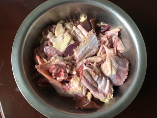 1、红烧老鹅,老鹅半只清洗干净沥干水份！