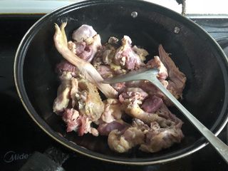 3、红烧老鹅,倒入老鹅翻炒。