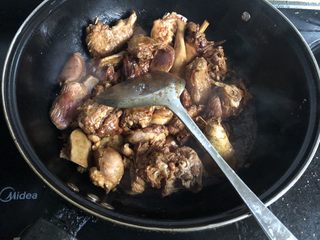 5、红烧老鹅,炒至所有的鹅肉裹上酱油色。