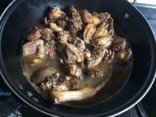 6、红烧老鹅,倒入一大碗水，大火煮开，小火炖半个小时以上，用筷子戳可以很容易戳进肉里就可以了，适量调一点鸡粉。