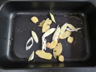 13、家庭版自制烤鱼,另取一深盘锅，加入适量油烧热，下葱，姜，麻椒，香叶爆出香味。