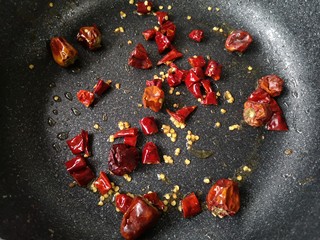 20、家庭版自制烤鱼,继续下干辣椒炒出香味后盛出备用。