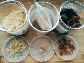1、桃胶皂米雪燕银耳羹,取皂米9g，雪燕4g，桃胶25g。分两个碗开水浸泡。桃胶皂米可放在一个碗中。用量是6个人的量，自己做可以酌情增减。