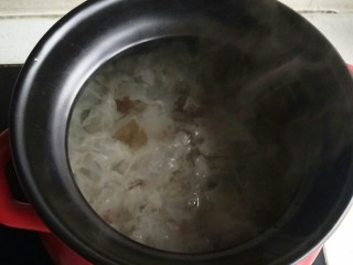 7、桃胶皂米雪燕银耳羹,银耳入锅大火煮开转小火煮2小时，加入沥干水分的泡好的桃胶和皂米。继续小火煮，半个小时后在加入沥干水分的雪燕进去煮。