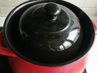 11、桃胶皂米雪燕银耳羹,利用余温，将红枣和枸杞闷10分钟，这样枸杞和红枣不至于炖煮过久而流失营养也不会破坏银耳汤的口感。