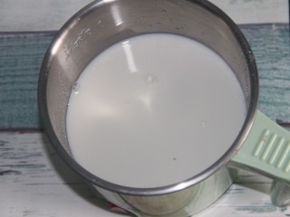 5、棉花糖巧克力热奶,把牛奶倒入奶锅