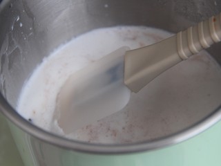 8、棉花糖巧克力热奶,加入黑巧克力豆