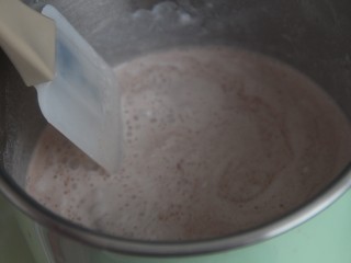 9、棉花糖巧克力热奶,转小火,用刮刀不停的搅拌