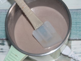 11、棉花糖巧克力热奶,继续用刮刀搅拌均匀,直到巧克力豆完全融化,没有颗粒