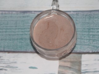 12、棉花糖巧克力热奶,倒入杯中