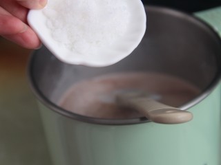 10、棉花糖巧克力热奶,然后加入30g糖