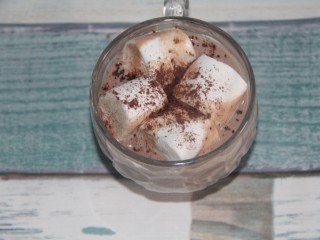 13、棉花糖巧克力热奶,加棉花糖,和少许可可粉