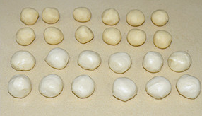 5、栗子酥,将油皮,油酥平均分成均匀的12份,揉圆盖保鲜膜松驰15分钟。