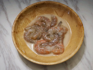 2、香辣芋儿虾,将去除虾线的虾仁用料酒、淀粉、盐码味上浆