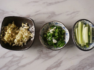 3、香辣芋儿虾,老姜、大蒜切碎；葱切成花；芹菜切成段待用