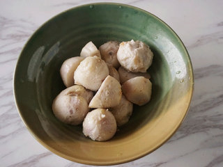 6、香辣芋儿虾,蒸好的芋头直接剥掉外皮放入碗内垫底