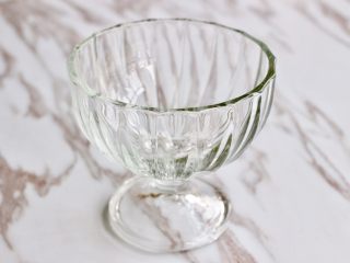 5、奇亚籽水果燕麦杯,准备一个玻璃杯