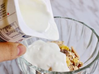 8、奇亚籽水果燕麦杯,倒入一盒或者两盒酸奶