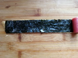 10、年夜菜~锦绣苔味香肠卷,在海苔表面也抹上少许生蛋液