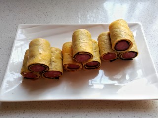 12、年夜菜~锦绣苔味香肠卷,依次做完所有海苔卷摆入盘中，放入蒸锅蒸15~20分钟即好