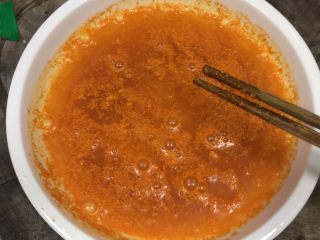 2、新奥尔良秘制烤翅????,奥尔良烤翅调料和温水按一定比例混合