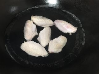 3、新奥尔良秘制烤翅????,烧开水后，把鸡翅放下去热一热，半熟状捞起