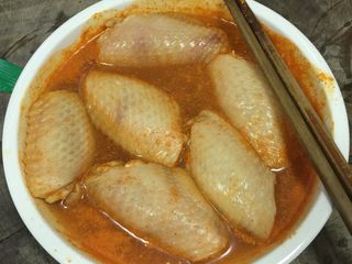 5、新奥尔良秘制烤翅????,把鸡翅放入调料汁中
