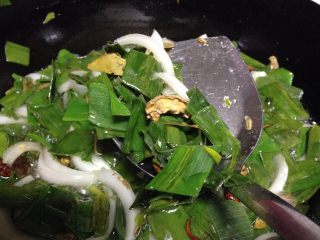 3、变废为宝——葱料油,中途一定要搅拌，看到葱叶微微发黄